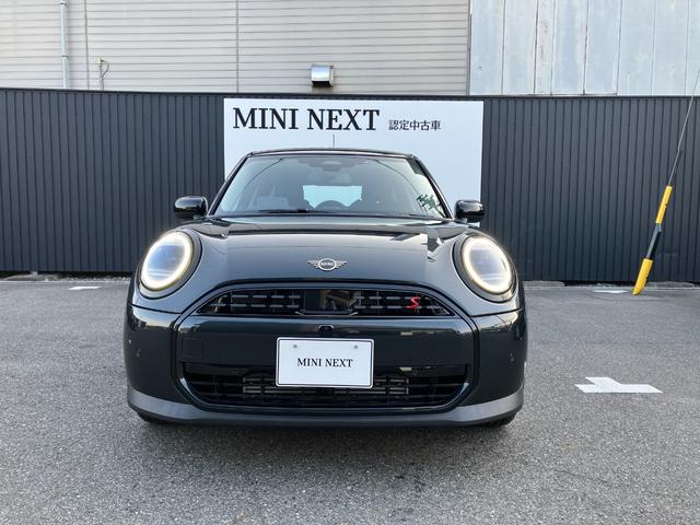 ＭＩＮＩ クーパーＳ　クラシック・トリム　弊社レンタＵＰ　認定中古車　禁煙車両　クラシックトリム　ステアリングホイールヒーター　シートヒーター　ＬＥＤヘッド　レジェンドグレー／ブラックルーフ　１８インチアルミホイル　純正ナビ　ＡＣＣ（3枚目）