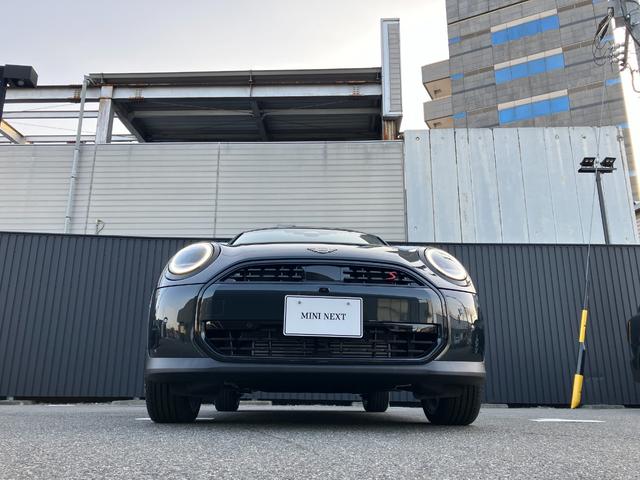 ＭＩＮＩ クーパーＳ　クラシック・トリム　弊社レンタＵＰ　認定中古車　禁煙車両　クラシックトリム　ステアリングホイールヒーター　シートヒーター　ＬＥＤヘッド　レジェンドグレー／ブラックルーフ　１８インチアルミホイル　純正ナビ　ＡＣＣ（4枚目）