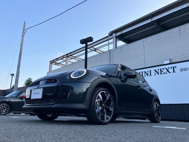 ＭＩＮＩ クーパーＳ　クラシック・トリム　弊社レンタＵＰ　認定中古車　禁煙車両　クラシックトリム　ステアリングホイールヒーター　シートヒーター　ＬＥＤヘッド　レジェンドグレー／ブラックルーフ　１８インチアルミホイル　純正ナビ　ＡＣＣ（6枚目）