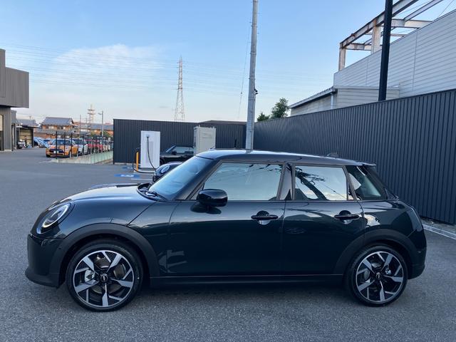 ＭＩＮＩ クーパーＳ　クラシック・トリム　弊社レンタＵＰ　認定中古車　禁煙車両　クラシックトリム　ステアリングホイールヒーター　シートヒーター　ＬＥＤヘッド　レジェンドグレー／ブラックルーフ　１８インチアルミホイル　純正ナビ　ＡＣＣ（7枚目）