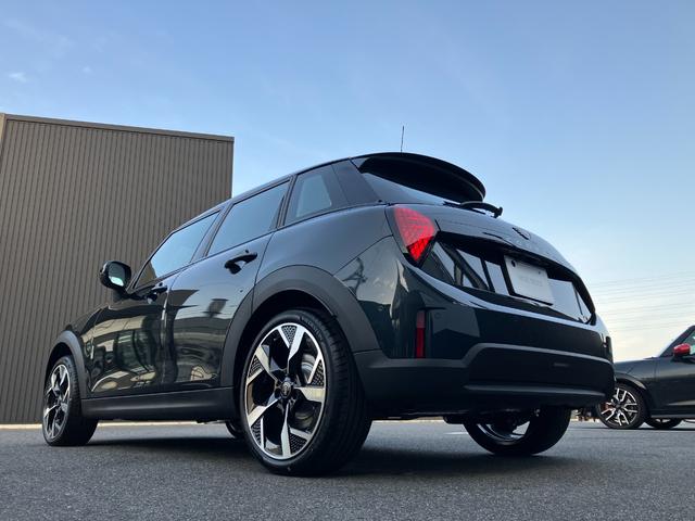ＭＩＮＩ クーパーＳ　クラシック・トリム　弊社レンタＵＰ　認定中古車　禁煙車両　クラシックトリム　ステアリングホイールヒーター　シートヒーター　ＬＥＤヘッド　レジェンドグレー／ブラックルーフ　１８インチアルミホイル　純正ナビ　ＡＣＣ（9枚目）
