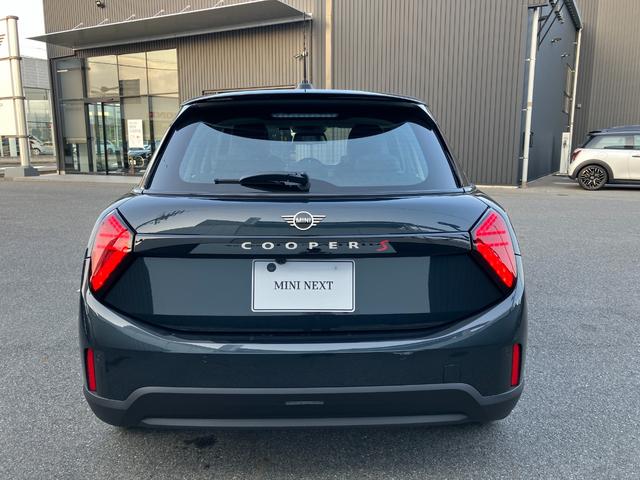 ＭＩＮＩ クーパーＳ　クラシック・トリム　弊社レンタＵＰ　認定中古車　禁煙車両　クラシックトリム　ステアリングホイールヒーター　シートヒーター　ＬＥＤヘッド　レジェンドグレー／ブラックルーフ　１８インチアルミホイル　純正ナビ　ＡＣＣ（11枚目）