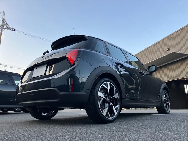 ＭＩＮＩ クーパーＳ　クラシック・トリム　弊社レンタＵＰ　認定中古車　禁煙車両　クラシックトリム　ステアリングホイールヒーター　シートヒーター　ＬＥＤヘッド　レジェンドグレー／ブラックルーフ　１８インチアルミホイル　純正ナビ　ＡＣＣ（13枚目）