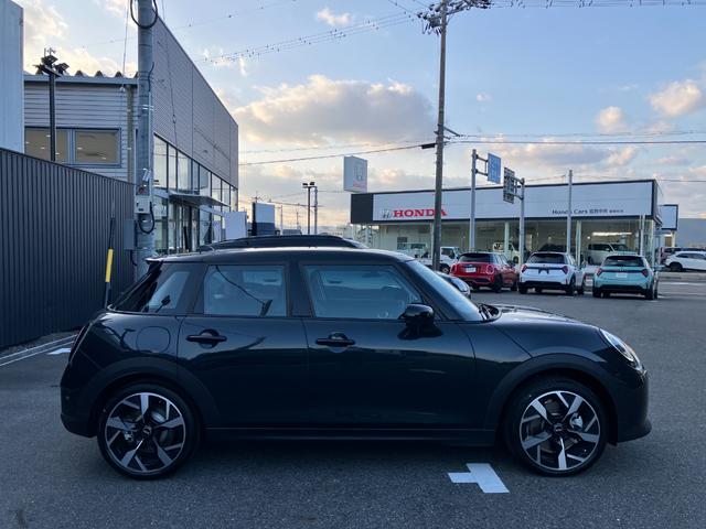 ＭＩＮＩ クーパーＳ　クラシック・トリム　弊社レンタＵＰ　認定中古車　禁煙車両　クラシックトリム　ステアリングホイールヒーター　シートヒーター　ＬＥＤヘッド　レジェンドグレー／ブラックルーフ　１８インチアルミホイル　純正ナビ　ＡＣＣ（14枚目）