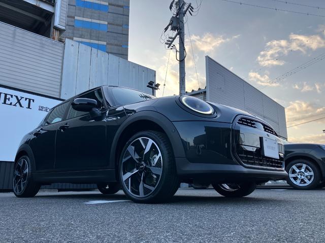 ＭＩＮＩ クーパーＳ　クラシック・トリム　弊社レンタＵＰ　認定中古車　禁煙車両　クラシックトリム　ステアリングホイールヒーター　シートヒーター　ＬＥＤヘッド　レジェンドグレー／ブラックルーフ　１８インチアルミホイル　純正ナビ　ＡＣＣ（16枚目）