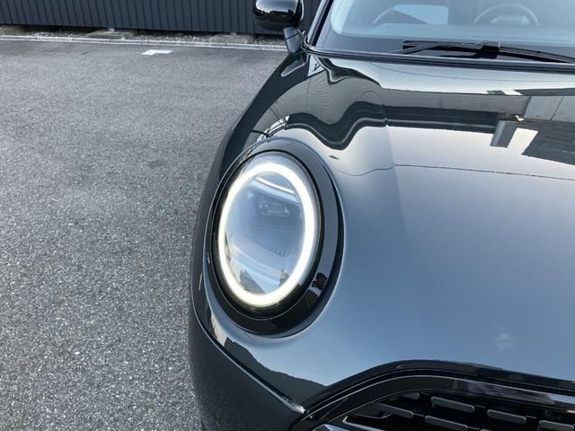 ＭＩＮＩ クーパーＳ　クラシック・トリム　弊社レンタＵＰ　認定中古車　禁煙車両　クラシックトリム　ステアリングホイールヒーター　シートヒーター　ＬＥＤヘッド　レジェンドグレー／ブラックルーフ　１８インチアルミホイル　純正ナビ　ＡＣＣ（17枚目）
