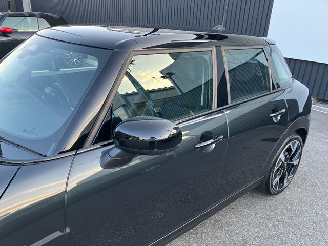 ＭＩＮＩ クーパーＳ　クラシック・トリム　弊社レンタＵＰ　認定中古車　禁煙車両　クラシックトリム　ステアリングホイールヒーター　シートヒーター　ＬＥＤヘッド　レジェンドグレー／ブラックルーフ　１８インチアルミホイル　純正ナビ　ＡＣＣ（20枚目）