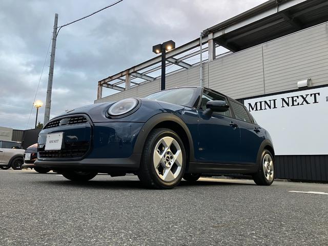 MINI クーパーC クラシック・トリム 弊社試乗車 禁煙車 衝突軽減ブレーキ 純正ナビ バックカメラ アクティブクルーズコントロール シートヒーター ステアリングヒーター アップルカープレイ アンドロイドオート ミラー内臓型ETC2.0(5枚目)