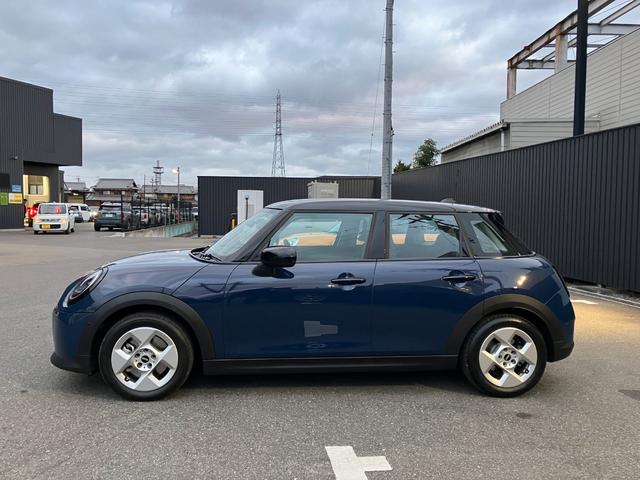 MINI クーパーC クラシック・トリム 弊社試乗車 禁煙車 衝突軽減ブレーキ 純正ナビ バックカメラ アクティブクルーズコントロール シートヒーター ステアリングヒーター アップルカープレイ アンドロイドオート ミラー内臓型ETC2.0(6枚目)