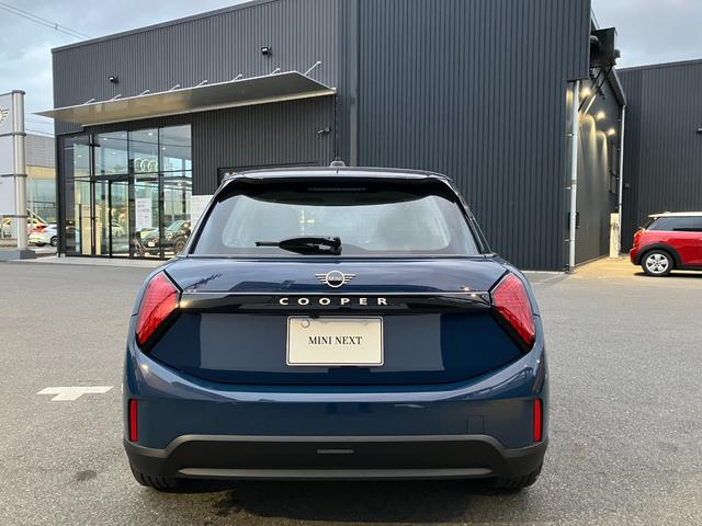 MINI クーパーC クラシック・トリム 弊社試乗車 禁煙車 衝突軽減ブレーキ 純正ナビ バックカメラ アクティブクルーズコントロール シートヒーター ステアリングヒーター アップルカープレイ アンドロイドオート ミラー内臓型ETC2.0(10枚目)