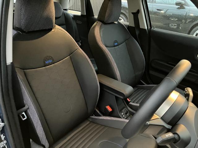 MINI クーパーC クラシック・トリム 弊社試乗車 禁煙車 衝突軽減ブレーキ 純正ナビ バックカメラ アクティブクルーズコントロール シートヒーター ステアリングヒーター アップルカープレイ アンドロイドオート ミラー内臓型ETC2.0(25枚目)