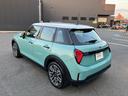 ＭＩＮＩ クーパーＣ　クラシック・トリム　弊社レンタＵＰ　認定中古車　禁煙車両　クラシックトリム　ステアリングホイールヒーター　シートヒーター　ＬＥＤヘッド　オーシャンウェーブグリーン／ホワイトルーフ　１７インチアルミホイル　純正ナビ　ＡＣＣ（8枚目）