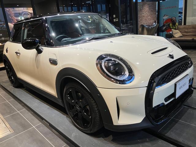 ＭＩＮＩ クーパーＳプレミアムプラスパックエッセンシャルトリム　弊社買取車　禁煙車　アップルカープレイ　ブラックルーフ　ミラー内蔵型ＥＴＣ２．０　ＰＲＥＭＩＵＭプラスＬＩＮＥペッパーホワイト　バックカメラ　クルーズコントロール　シートヒーター１７インチ黒ホイール（7枚目）