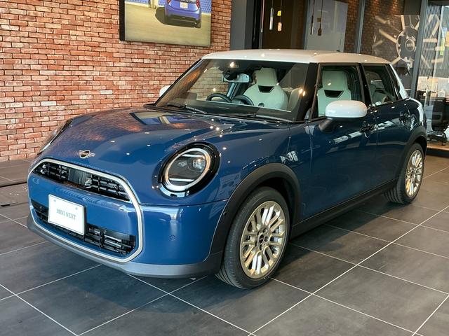 MINI クーパーC フェイバリット・トリム 弊社レンタUP 認定中古車 禁煙車両 Favouredトリム ステアリングホイールヒーター シートヒーター LEDヘッド インディゴサンセットブルー/ホワイトルーフ 17インチアルミ 純正ナビ ACC(2枚目)