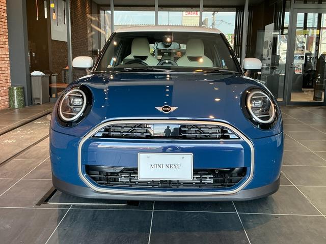 MINI クーパーC フェイバリット・トリム 弊社レンタUP 認定中古車 禁煙車両 Favouredトリム ステアリングホイールヒーター シートヒーター LEDヘッド インディゴサンセットブルー/ホワイトルーフ 17インチアルミ 純正ナビ ACC(3枚目)