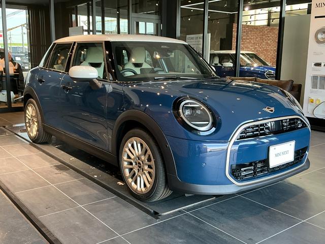 MINI クーパーC フェイバリット・トリム 弊社レンタUP 認定中古車 禁煙車両 Favouredトリム ステアリングホイールヒーター シートヒーター LEDヘッド インディゴサンセットブルー/ホワイトルーフ 17インチアルミ 純正ナビ ACC(4枚目)