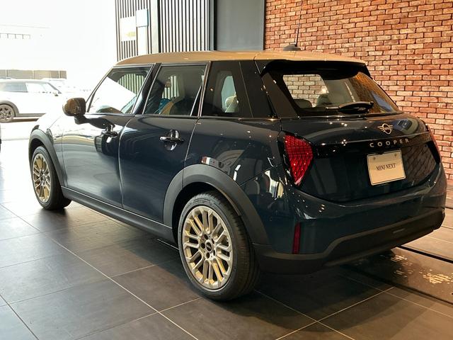 MINI クーパーC フェイバリット・トリム 弊社レンタUP 認定中古車 禁煙車両 Favouredトリム ステアリングホイールヒーター シートヒーター LEDヘッド インディゴサンセットブルー/ホワイトルーフ 17インチアルミ 純正ナビ ACC(5枚目)