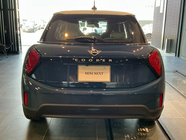 MINI クーパーC フェイバリット・トリム 弊社レンタUP 認定中古車 禁煙車両 Favouredトリム ステアリングホイールヒーター シートヒーター LEDヘッド インディゴサンセットブルー/ホワイトルーフ 17インチアルミ 純正ナビ ACC(6枚目)