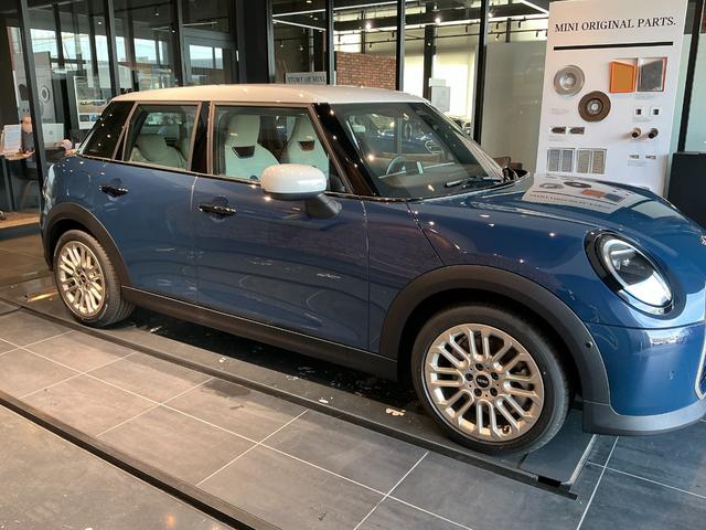 MINI クーパーC フェイバリット・トリム 弊社レンタUP 認定中古車 禁煙車両 Favouredトリム ステアリングホイールヒーター シートヒーター LEDヘッド インディゴサンセットブルー/ホワイトルーフ 17インチアルミ 純正ナビ ACC(8枚目)