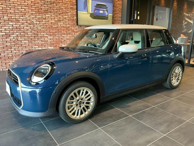 MINI クーパーC フェイバリット・トリム 弊社レンタUP 認定中古車 禁煙車両 Favouredトリム ステアリングホイールヒーター シートヒーター LEDヘッド インディゴサンセットブルー/ホワイトルーフ 17インチアルミ 純正ナビ ACC(9枚目)