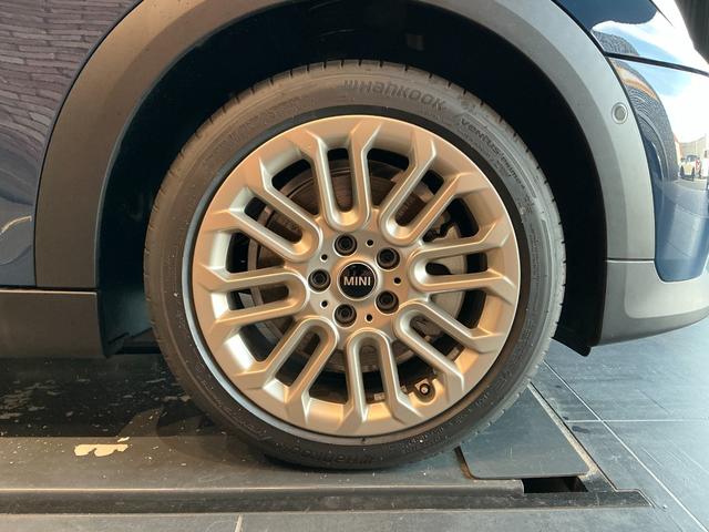MINI クーパーC フェイバリット・トリム 弊社レンタUP 認定中古車 禁煙車両 Favouredトリム ステアリングホイールヒーター シートヒーター LEDヘッド インディゴサンセットブルー/ホワイトルーフ 17インチアルミ 純正ナビ ACC(10枚目)
