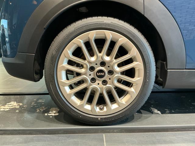 MINI クーパーC フェイバリット・トリム 弊社レンタUP 認定中古車 禁煙車両 Favouredトリム ステアリングホイールヒーター シートヒーター LEDヘッド インディゴサンセットブルー/ホワイトルーフ 17インチアルミ 純正ナビ ACC(11枚目)