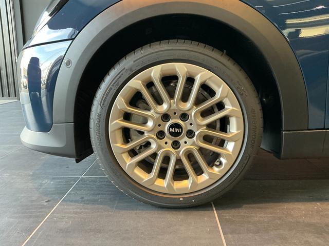 MINI クーパーC フェイバリット・トリム 弊社レンタUP 認定中古車 禁煙車両 Favouredトリム ステアリングホイールヒーター シートヒーター LEDヘッド インディゴサンセットブルー/ホワイトルーフ 17インチアルミ 純正ナビ ACC(12枚目)