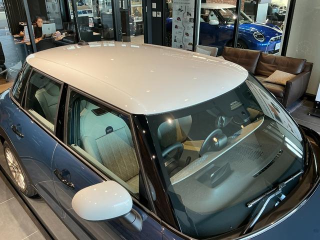 MINI クーパーC フェイバリット・トリム 弊社レンタUP 認定中古車 禁煙車両 Favouredトリム ステアリングホイールヒーター シートヒーター LEDヘッド インディゴサンセットブルー/ホワイトルーフ 17インチアルミ 純正ナビ ACC(17枚目)