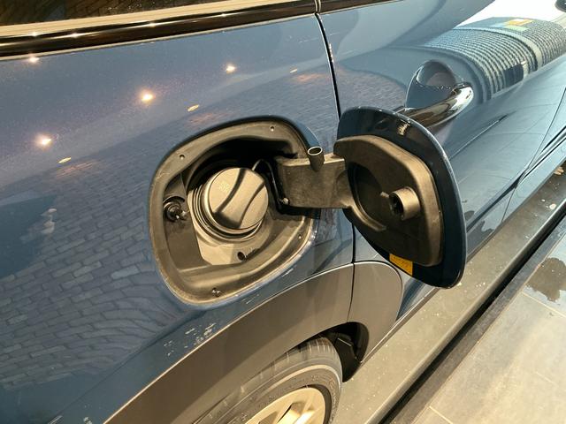 MINI クーパーC フェイバリット・トリム 弊社レンタUP 認定中古車 禁煙車両 Favouredトリム ステアリングホイールヒーター シートヒーター LEDヘッド インディゴサンセットブルー/ホワイトルーフ 17インチアルミ 純正ナビ ACC(19枚目)