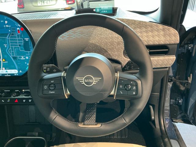 MINI クーパーC フェイバリット・トリム 弊社レンタUP 認定中古車 禁煙車両 Favouredトリム ステアリングホイールヒーター シートヒーター LEDヘッド インディゴサンセットブルー/ホワイトルーフ 17インチアルミ 純正ナビ ACC(32枚目)