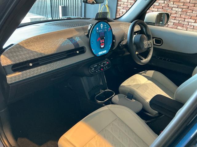 MINI クーパーC フェイバリット・トリム 弊社レンタUP 認定中古車 禁煙車両 Favouredトリム ステアリングホイールヒーター シートヒーター LEDヘッド インディゴサンセットブルー/ホワイトルーフ 17インチアルミ 純正ナビ ACC(41枚目)