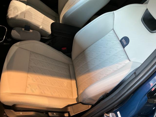 MINI クーパーC フェイバリット・トリム 弊社レンタUP 認定中古車 禁煙車両 Favouredトリム ステアリングホイールヒーター シートヒーター LEDヘッド インディゴサンセットブルー/ホワイトルーフ 17インチアルミ 純正ナビ ACC(43枚目)