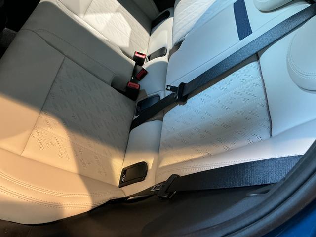 MINI クーパーC フェイバリット・トリム 弊社レンタUP 認定中古車 禁煙車両 Favouredトリム ステアリングホイールヒーター シートヒーター LEDヘッド インディゴサンセットブルー/ホワイトルーフ 17インチアルミ 純正ナビ ACC(51枚目)