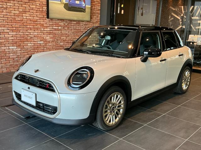 MINI クーパーS フェイバリット・トリム 弊社レンタUP 認定中古車 禁煙車両 Favouredトリム ステアリングホイールヒーター シートヒーター LEDヘッド ナノクホワイト/ブラックルーフ 17インチAW 純正ナビ ACC Mパッケージ(2枚目)