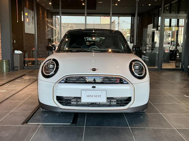 MINI クーパーS フェイバリット・トリム 弊社レンタUP 認定中古車 禁煙車両 Favouredトリム ステアリングホイールヒーター シートヒーター LEDヘッド ナノクホワイト/ブラックルーフ 17インチAW 純正ナビ ACC Mパッケージ(3枚目)