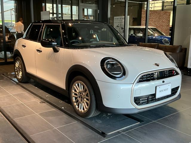 MINI クーパーS フェイバリット・トリム 弊社レンタUP 認定中古車 禁煙車両 Favouredトリム ステアリングホイールヒーター シートヒーター LEDヘッド ナノクホワイト/ブラックルーフ 17インチAW 純正ナビ ACC Mパッケージ(4枚目)