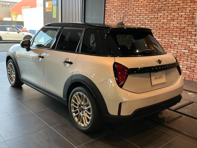 MINI クーパーS フェイバリット・トリム 弊社レンタUP 認定中古車 禁煙車両 Favouredトリム ステアリングホイールヒーター シートヒーター LEDヘッド ナノクホワイト/ブラックルーフ 17インチAW 純正ナビ ACC Mパッケージ(5枚目)