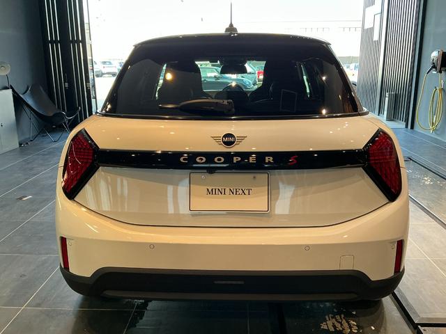 MINI クーパーS フェイバリット・トリム 弊社レンタUP 認定中古車 禁煙車両 Favouredトリム ステアリングホイールヒーター シートヒーター LEDヘッド ナノクホワイト/ブラックルーフ 17インチAW 純正ナビ ACC Mパッケージ(6枚目)