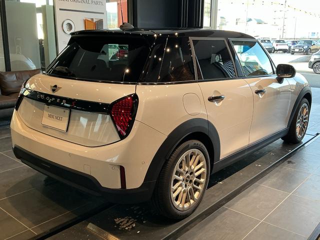 MINI クーパーS フェイバリット・トリム 弊社レンタUP 認定中古車 禁煙車両 Favouredトリム ステアリングホイールヒーター シートヒーター LEDヘッド ナノクホワイト/ブラックルーフ 17インチAW 純正ナビ ACC Mパッケージ(7枚目)