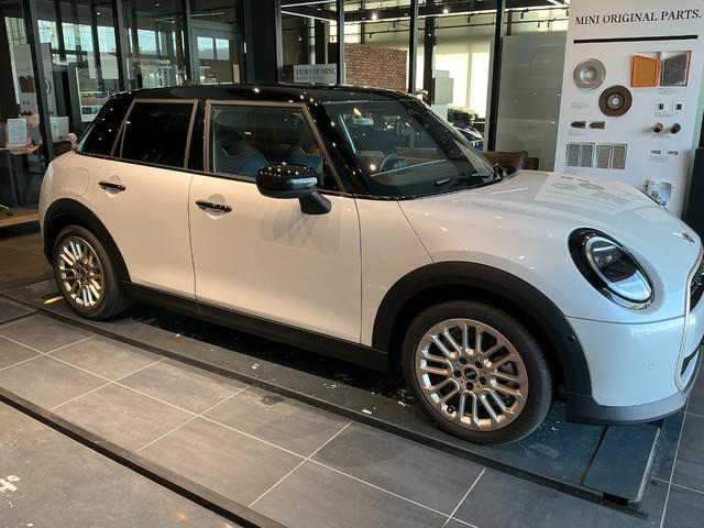 MINI クーパーS フェイバリット・トリム 弊社レンタUP 認定中古車 禁煙車両 Favouredトリム ステアリングホイールヒーター シートヒーター LEDヘッド ナノクホワイト/ブラックルーフ 17インチAW 純正ナビ ACC Mパッケージ(8枚目)