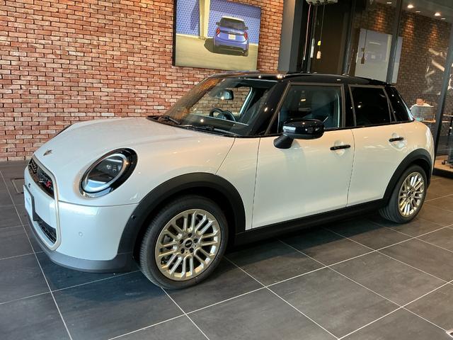 MINI クーパーS フェイバリット・トリム 弊社レンタUP 認定中古車 禁煙車両 Favouredトリム ステアリングホイールヒーター シートヒーター LEDヘッド ナノクホワイト/ブラックルーフ 17インチAW 純正ナビ ACC Mパッケージ(9枚目)