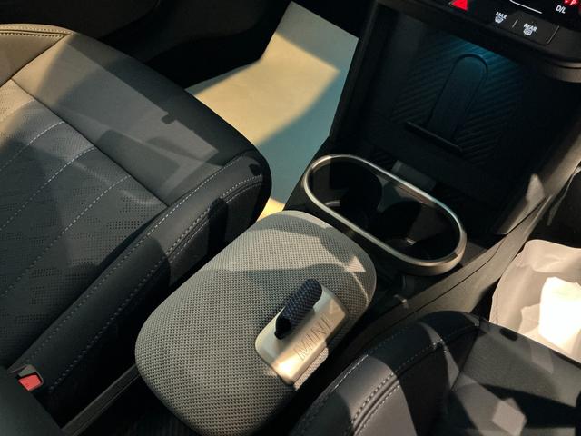 MINI クーパーS フェイバリット・トリム 弊社レンタUP 認定中古車 禁煙車両 Favouredトリム ステアリングホイールヒーター シートヒーター LEDヘッド ナノクホワイト/ブラックルーフ 17インチAW 純正ナビ ACC Mパッケージ(11枚目)