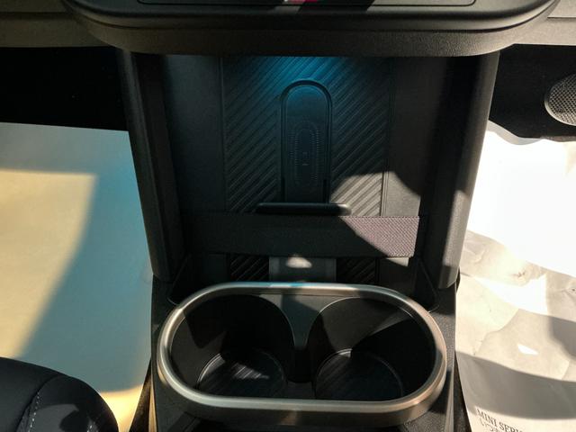 MINI クーパーS フェイバリット・トリム 弊社レンタUP 認定中古車 禁煙車両 Favouredトリム ステアリングホイールヒーター シートヒーター LEDヘッド ナノクホワイト/ブラックルーフ 17インチAW 純正ナビ ACC Mパッケージ(12枚目)