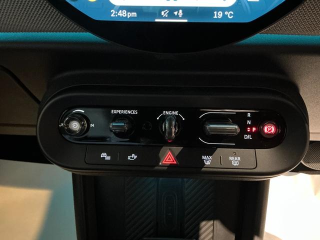 MINI クーパーS フェイバリット・トリム 弊社レンタUP 認定中古車 禁煙車両 Favouredトリム ステアリングホイールヒーター シートヒーター LEDヘッド ナノクホワイト/ブラックルーフ 17インチAW 純正ナビ ACC Mパッケージ(13枚目)