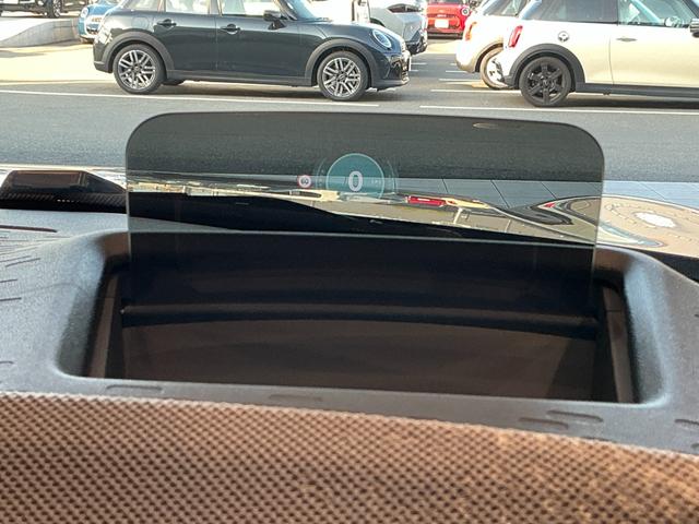 MINI クーパーS フェイバリット・トリム 弊社レンタUP 認定中古車 禁煙車両 Favouredトリム ステアリングホイールヒーター シートヒーター LEDヘッド ナノクホワイト/ブラックルーフ 17インチAW 純正ナビ ACC Mパッケージ(17枚目)