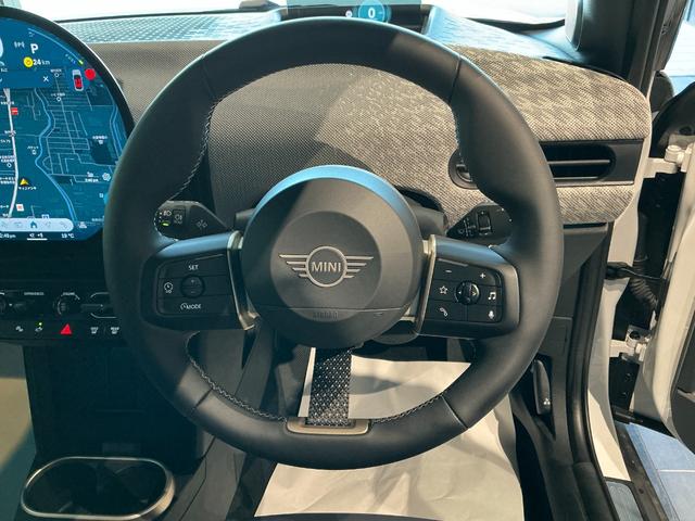MINI クーパーS フェイバリット・トリム 弊社レンタUP 認定中古車 禁煙車両 Favouredトリム ステアリングホイールヒーター シートヒーター LEDヘッド ナノクホワイト/ブラックルーフ 17インチAW 純正ナビ ACC Mパッケージ(19枚目)