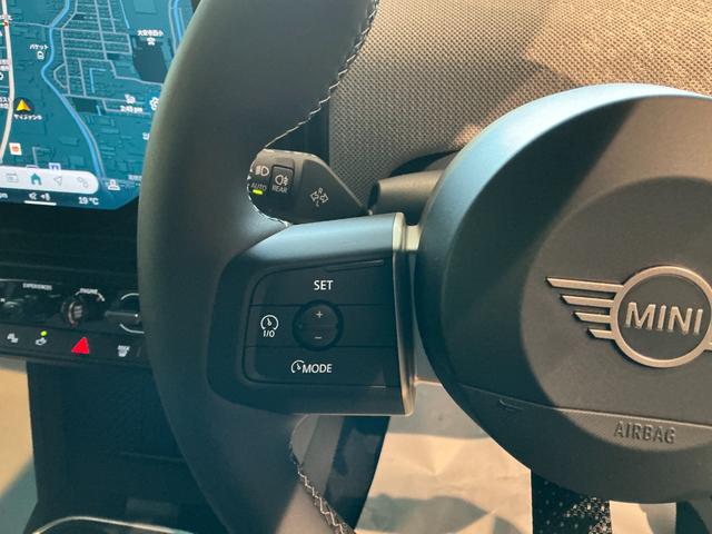 MINI クーパーS フェイバリット・トリム 弊社レンタUP 認定中古車 禁煙車両 Favouredトリム ステアリングホイールヒーター シートヒーター LEDヘッド ナノクホワイト/ブラックルーフ 17インチAW 純正ナビ ACC Mパッケージ(20枚目)