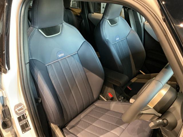 MINI クーパーS フェイバリット・トリム 弊社レンタUP 認定中古車 禁煙車両 Favouredトリム ステアリングホイールヒーター シートヒーター LEDヘッド ナノクホワイト/ブラックルーフ 17インチAW 純正ナビ ACC Mパッケージ(24枚目)
