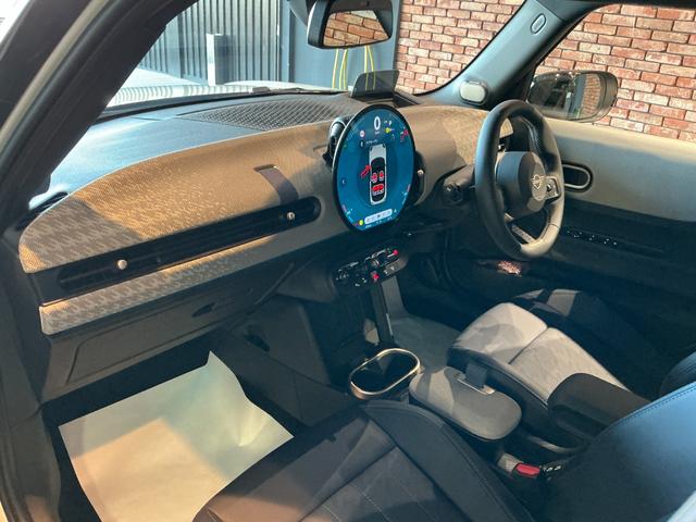 MINI クーパーS フェイバリット・トリム 弊社レンタUP 認定中古車 禁煙車両 Favouredトリム ステアリングホイールヒーター シートヒーター LEDヘッド ナノクホワイト/ブラックルーフ 17インチAW 純正ナビ ACC Mパッケージ(26枚目)