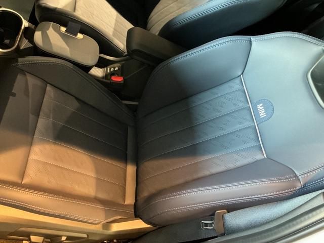 MINI クーパーS フェイバリット・トリム 弊社レンタUP 認定中古車 禁煙車両 Favouredトリム ステアリングホイールヒーター シートヒーター LEDヘッド ナノクホワイト/ブラックルーフ 17インチAW 純正ナビ ACC Mパッケージ(28枚目)